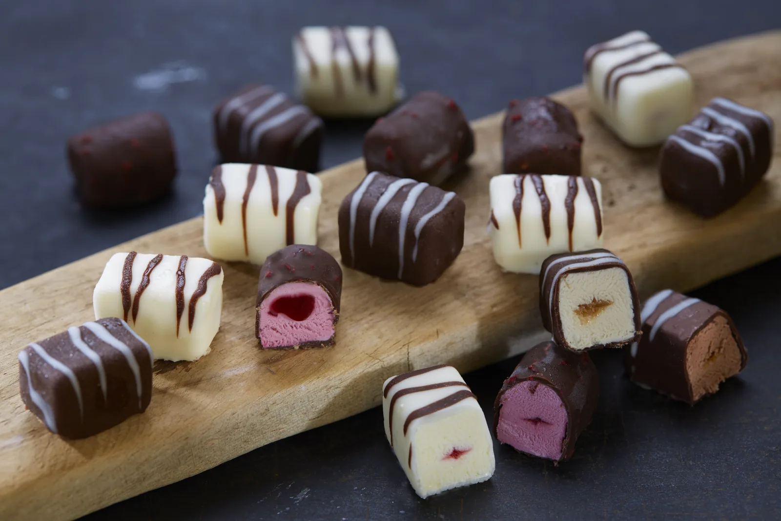 Angeschnittene Mini-Eis-Pralinen mit Schokoladenh&uuml;lle und Fruchtf&uuml;llung