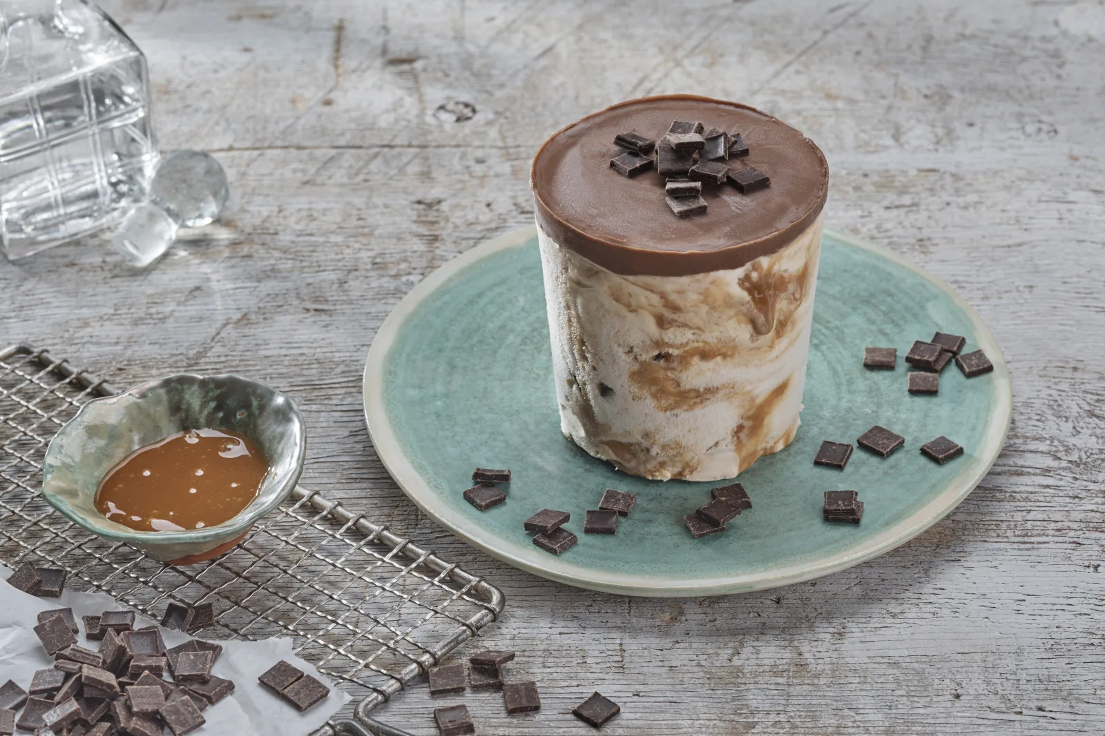 Eisblock mit Karamellmarmorierung und Schokoladentopping